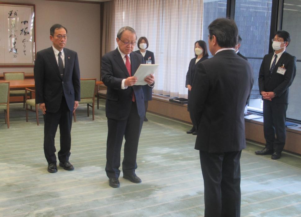 「大分市いきいき健康・食育プラン(案)」策定検討委員会からの報告の様子