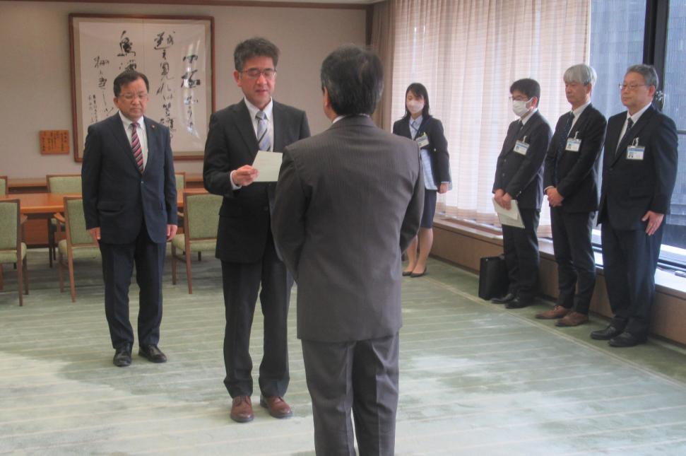 大分市環境審議会からの答申(大分市環境基本計画の改定について)の様子