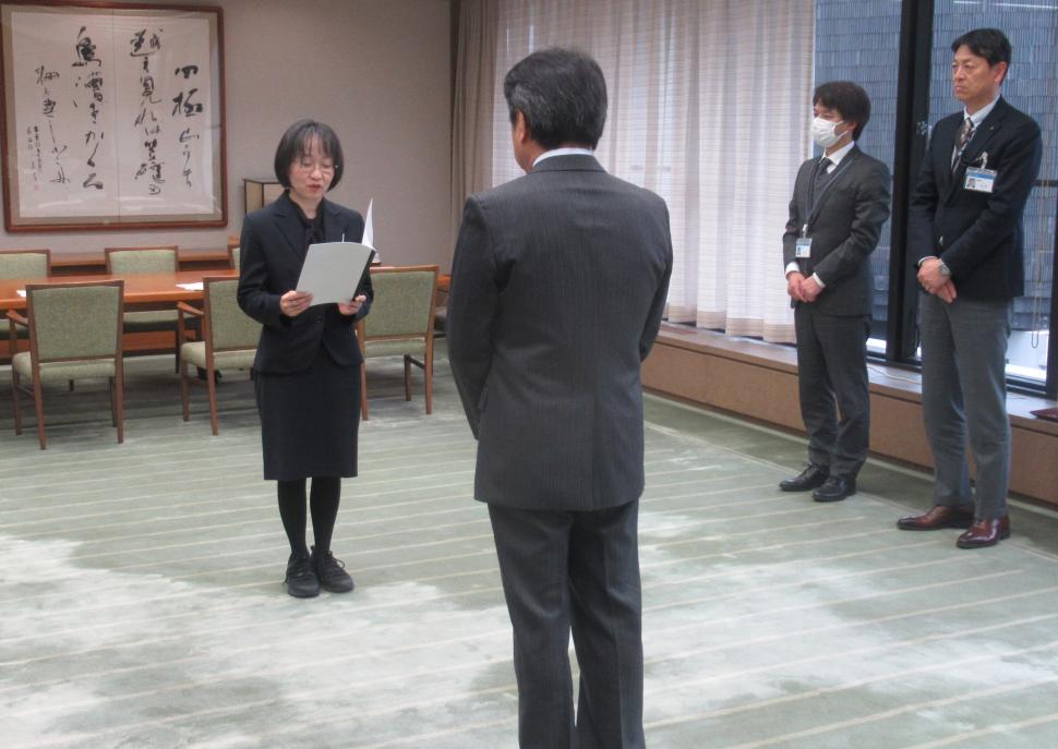 大分市公共施設マネジメント推進委員会からの報告(大分市公共施設等総合管理計画の改訂に係る検討結果について)の様子