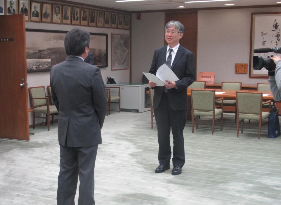 大分市公共施設使用料等算定基準検討委員会からの報告(大分市公共施設使用料等算定基準の策定に係る検討結果について)の様子