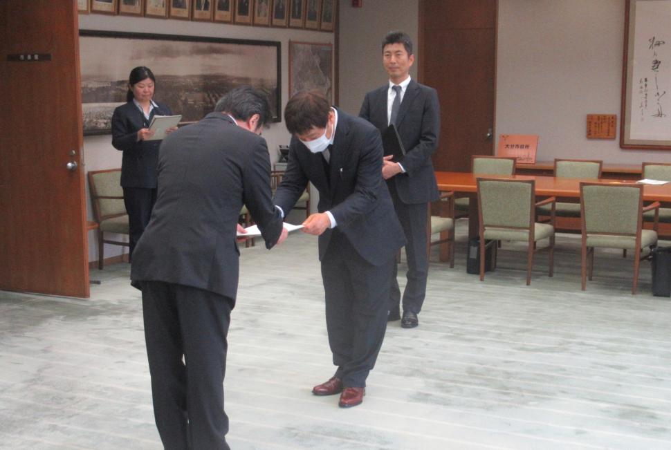 「大分市国際化・多文化共生推進計画(案)」策定委員会からの報告の様子