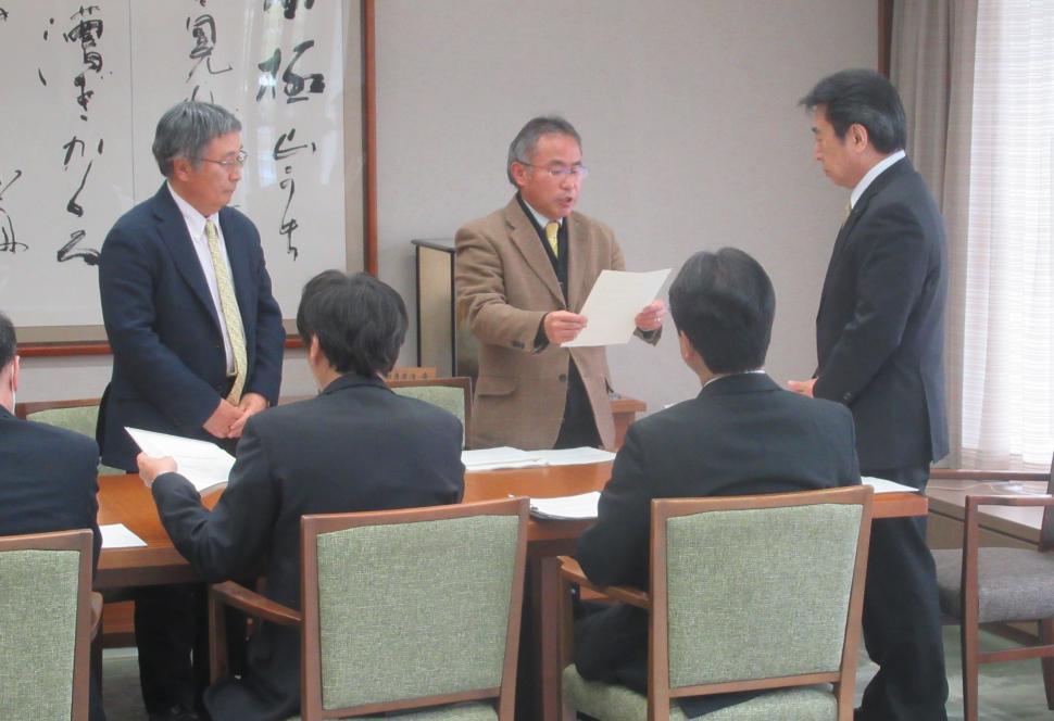 「第4期大分市障がい者計画(案)」検討委員会からの報告の様子