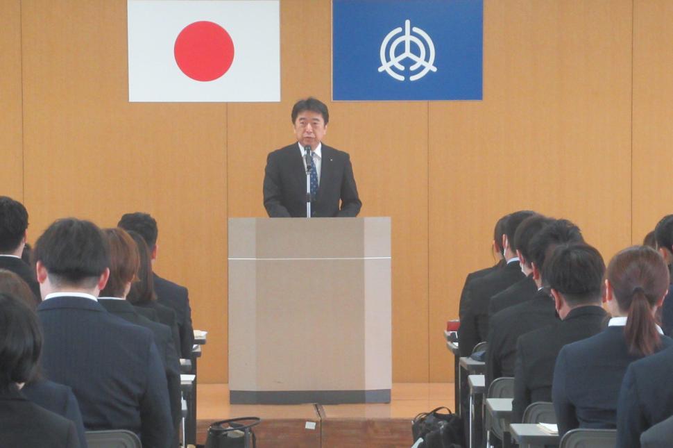 新規採用教職員辞令交付式及び宣誓式並びに転入教職員着任式の様子