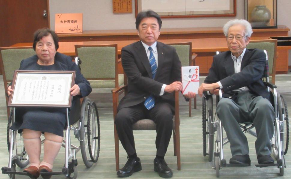 救急車寄贈に伴う感謝状贈呈式の様子