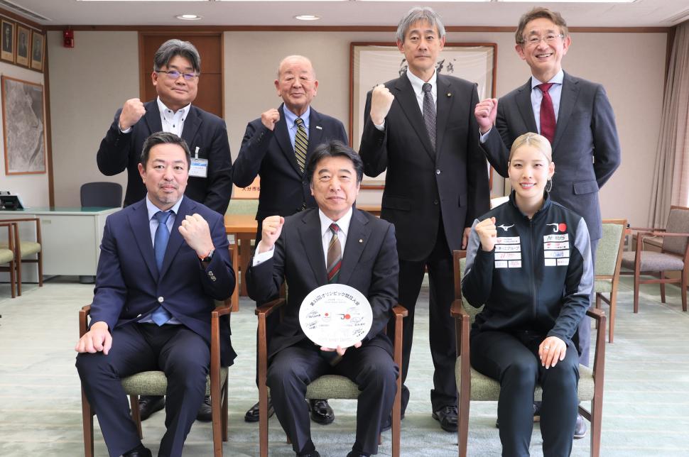 表敬訪問(江村美咲選手、青木雄介強化本部長、大分県フェンシング協会の皆さん)の様子