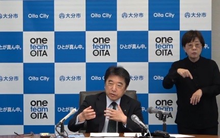 定例記者会見の様子