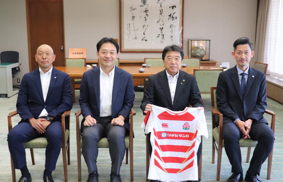 表敬訪問(公益財団法人日本ラグビーフットボール協会の皆さん)の様子
