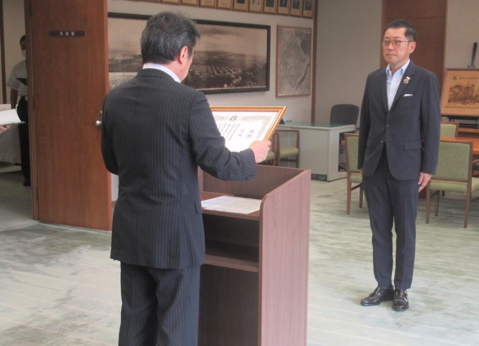 感謝状贈呈式(古城 一 大分市教育委員会委員)の様子
