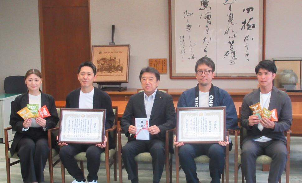 寄附受入式(鶴岡 英明氏・株式会社ペコフリー)の様子
