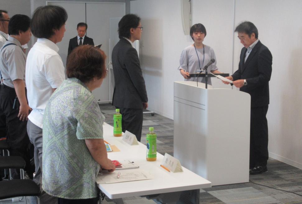 大分市農林水産業振興基本計画2027策定委員委嘱状交付式の様子