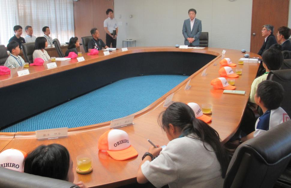 表敬訪問(大分市・帯広市子ども親善相互交流訪問団の皆さん)の様子