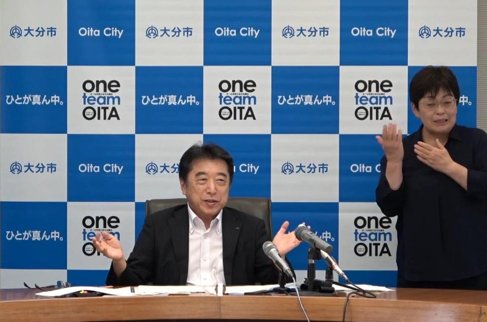 定例記者会見の様子