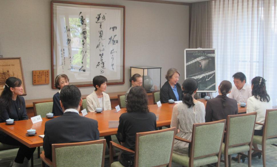 表敬訪問(ジゼル実行委員会、おおいた洋舞連盟の皆さん)の様子
