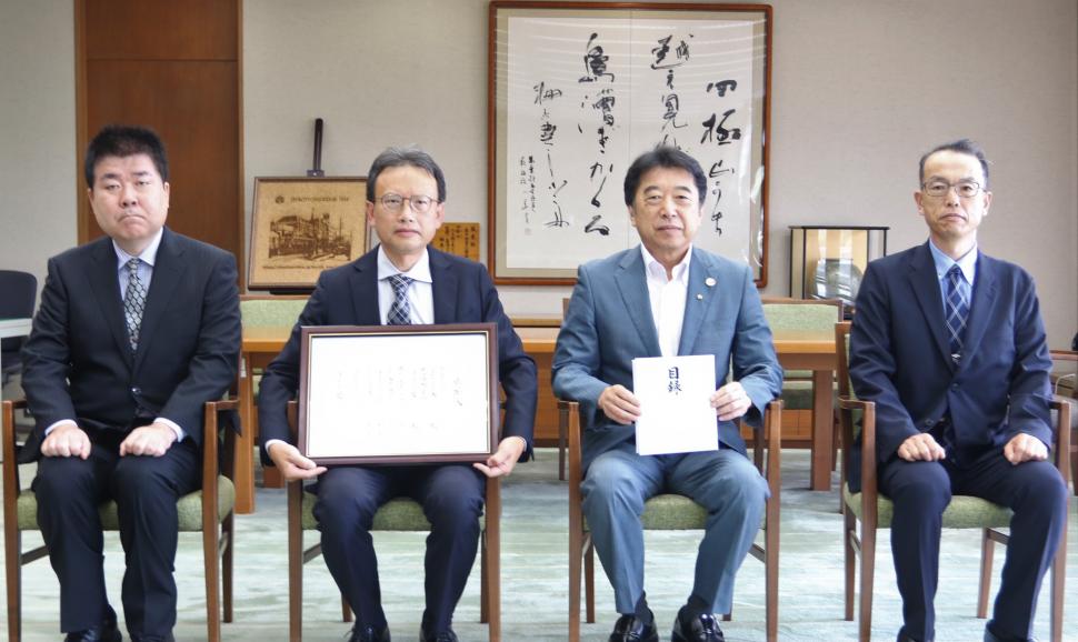 寄附受入式(株式会社エーアンドエーマテリアル・朝日珪酸工業株式会社)の様子