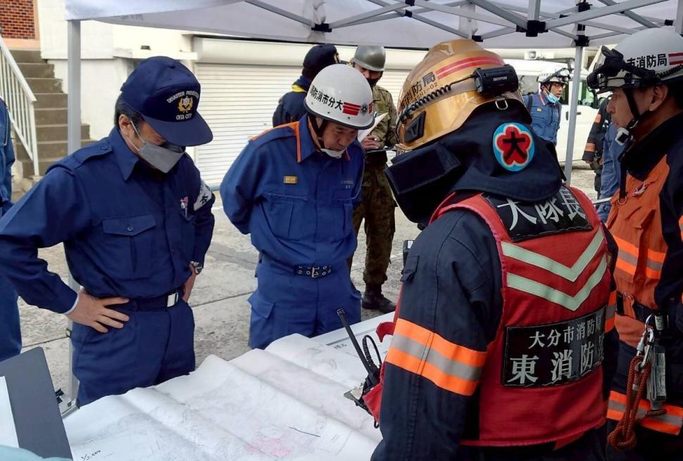 現地視察(令和7年11月18日佐賀関住宅火災)の様子