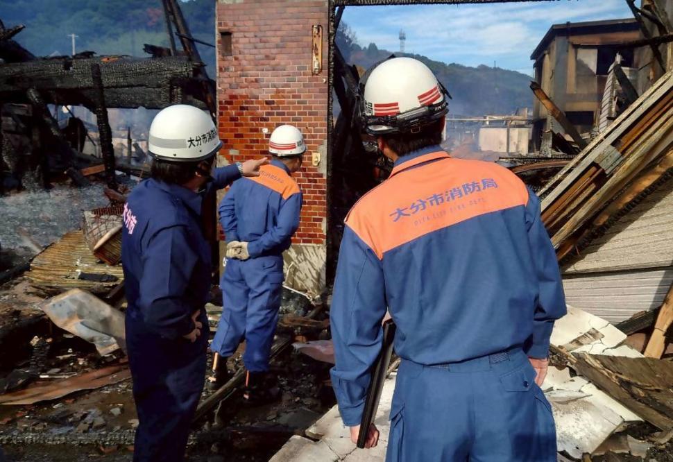 現地視察(令和7年11月18日佐賀関住宅火災)の様子