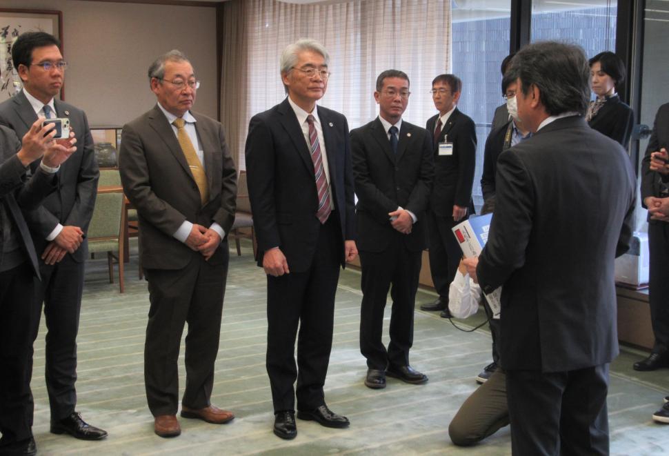 「入札不正行為の再発防止対策等に関する第三者調査委員会」報告書手交の様子