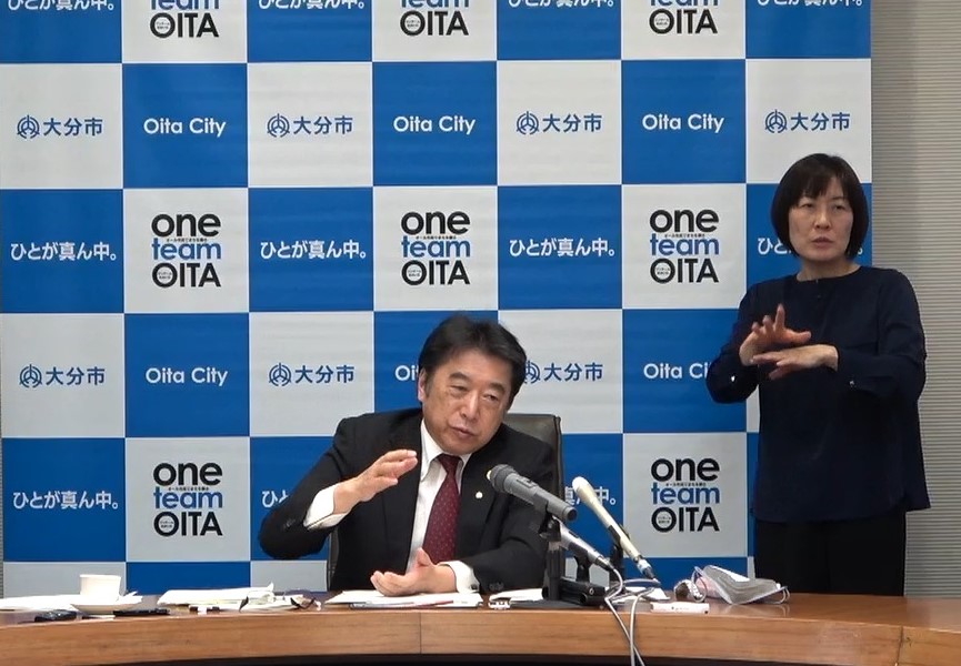 定例記者会見の様子