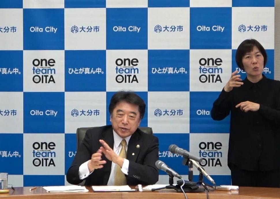 定例記者会見の様子