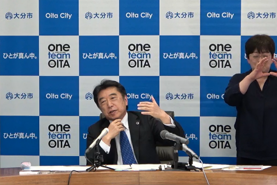 定例記者会見の様子