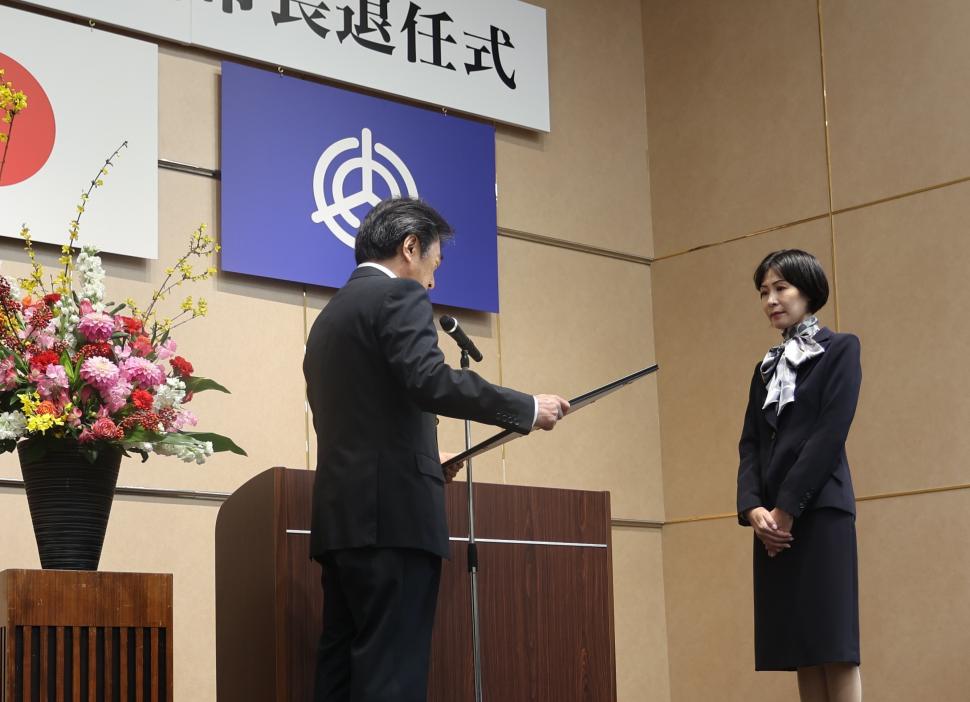 清水久子副市長退任式の様子