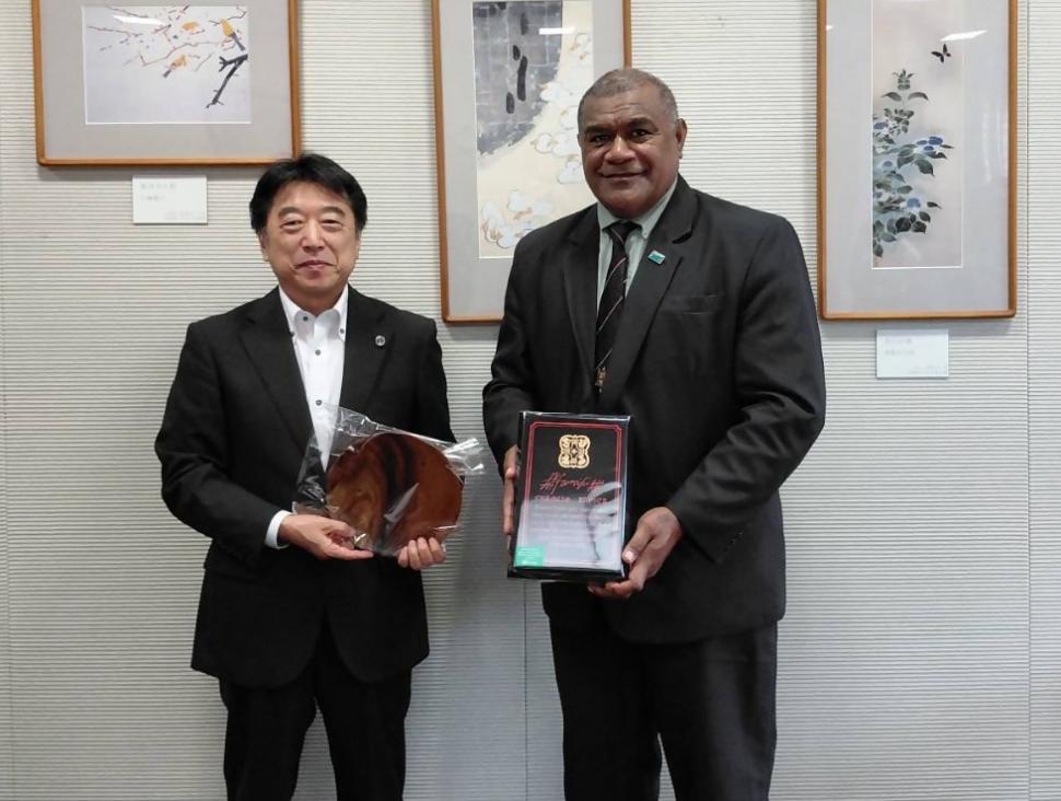 表敬訪問(ケムエリ・ナイガマ 駐日フィジー共和国次期大使)の様子