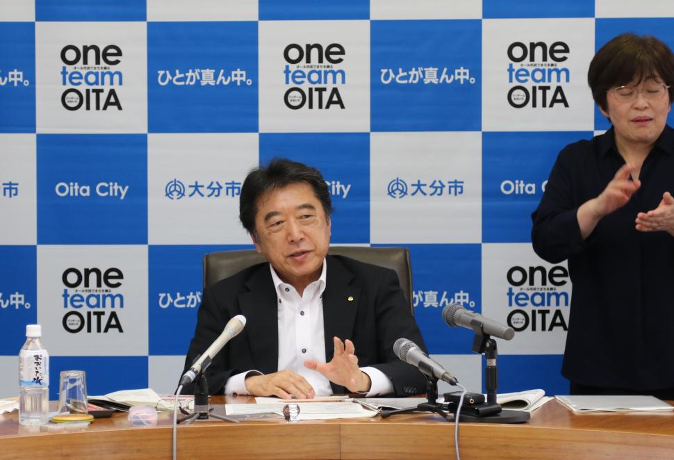 定例記者会見の様子