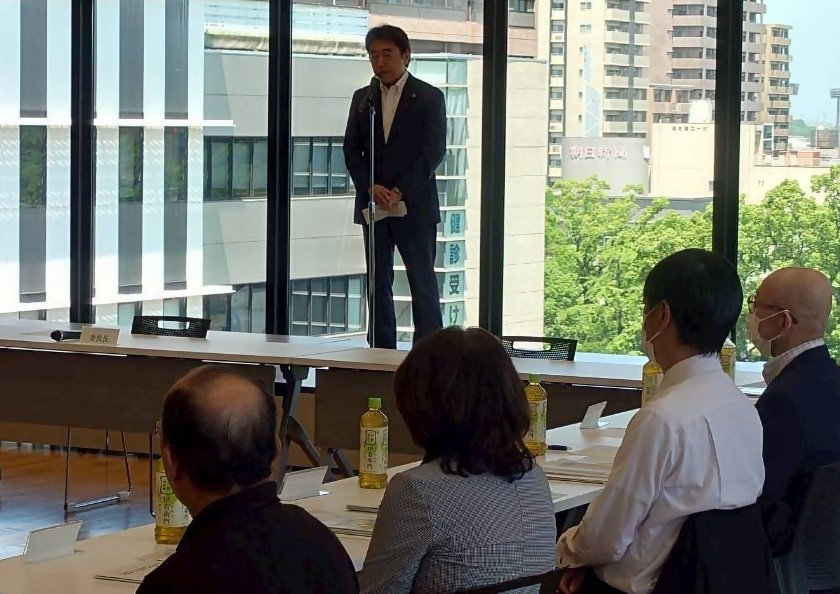 「大分市高齢者福祉計画及び大分市介護保険事業計画」策定委員会 委員委嘱状及び辞令交付式の様子