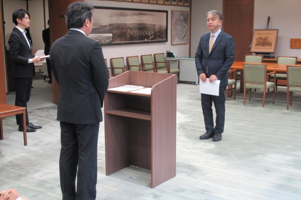 監査委員 選任発令式の様子