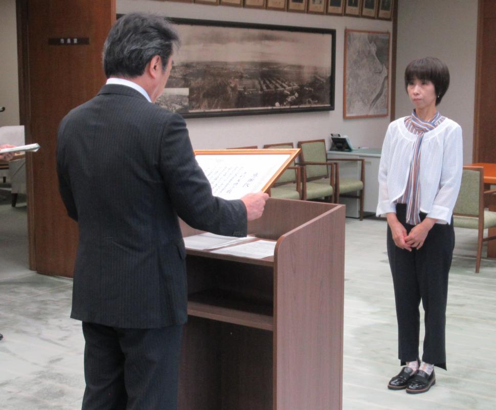 退任教育委員会委員 感謝状贈呈式の様子