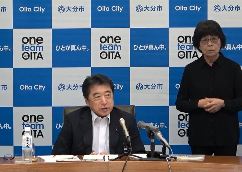 定例記者会見の様子