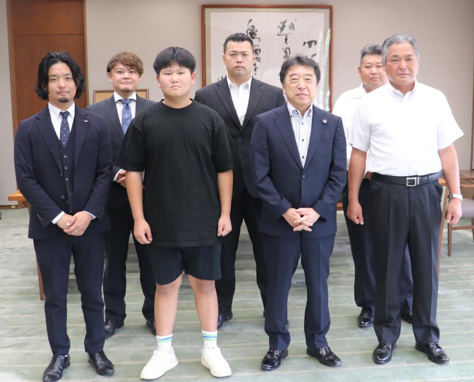 表敬訪問(「第41回わんぱく相撲全国大会」優勝者の渡邉日翔さん)の様子