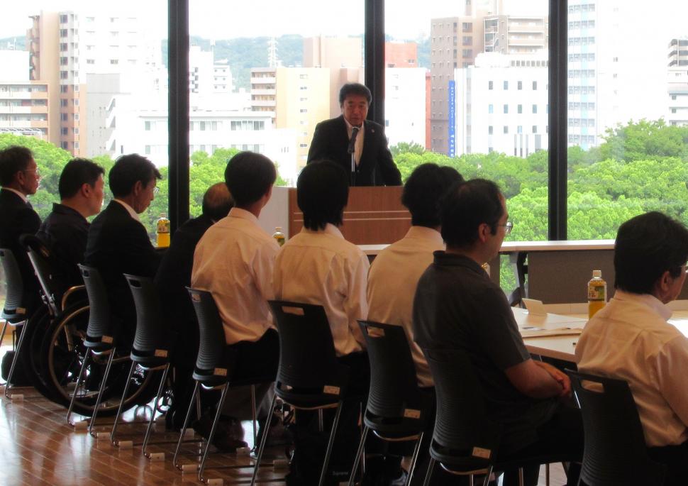 第12期大分市スポーツ推進審議会委員委嘱状および辞令交付式の様子