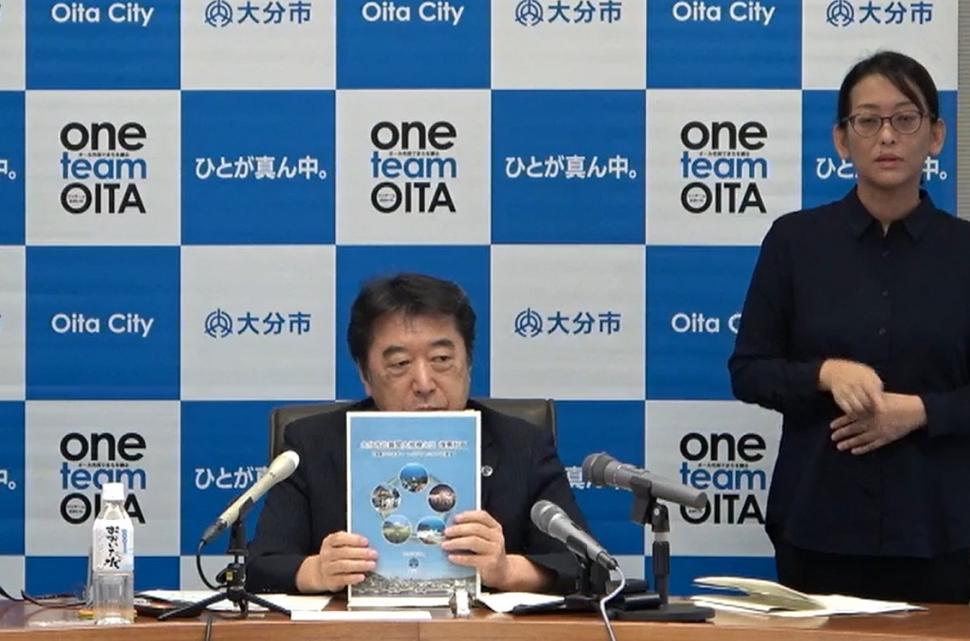 定例記者会見の様子