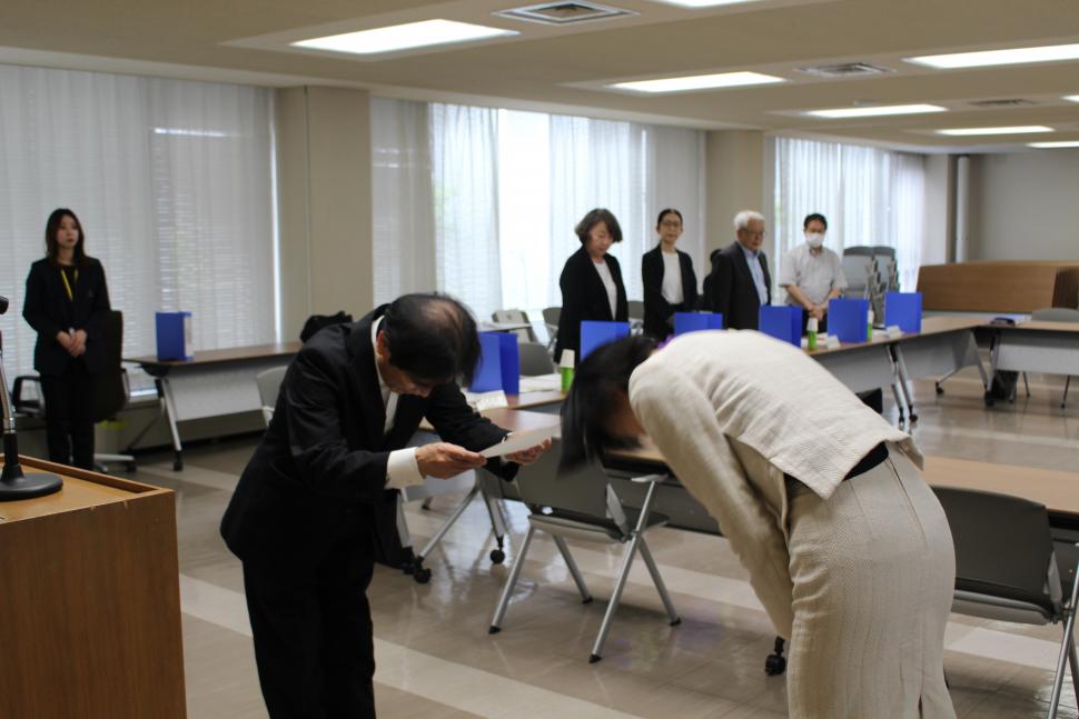 委嘱状交付の様子その2
