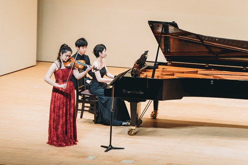 吉浦セリーナ友衣（ヴァイオリン）演奏