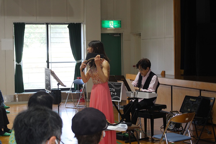 演奏の様子（判田校区公民館）