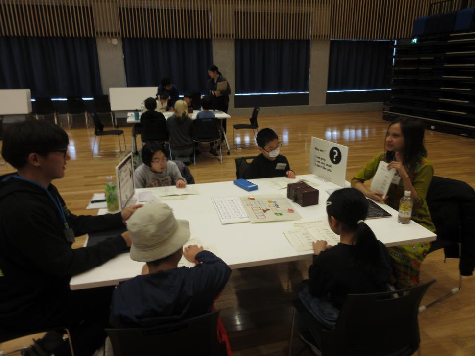 留学生といっしょに英語を勉強する小学生たち