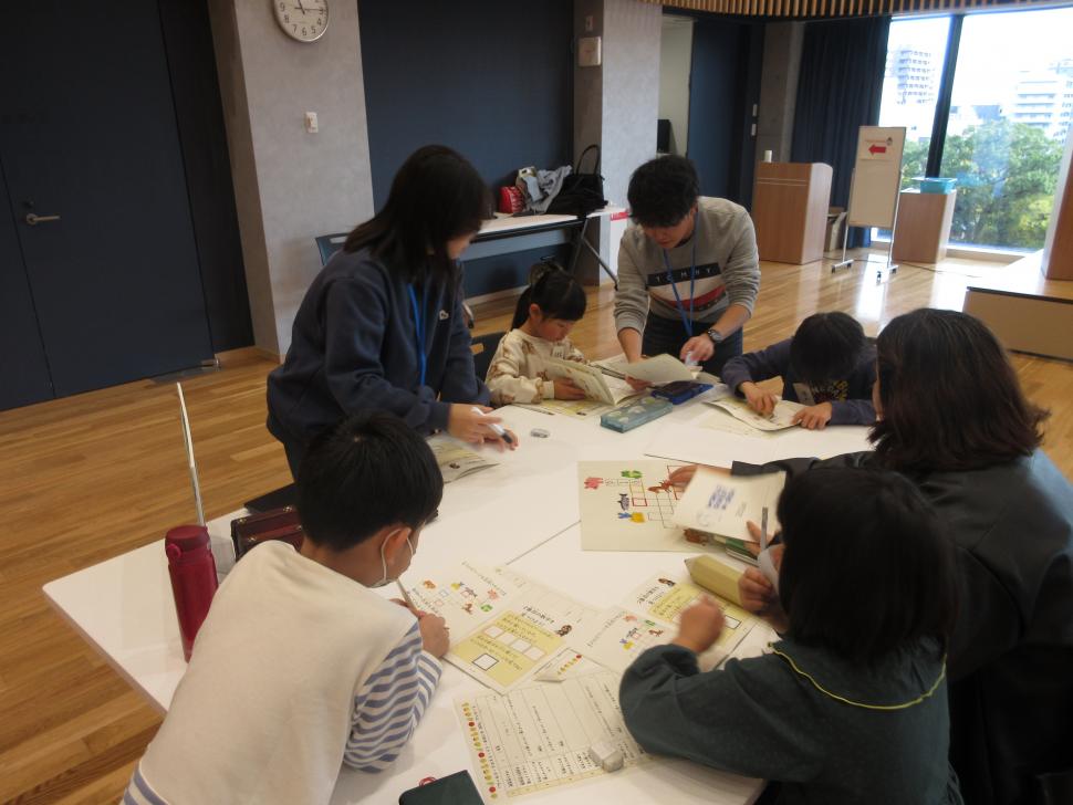 クロスワードをする小学生と留学生たち