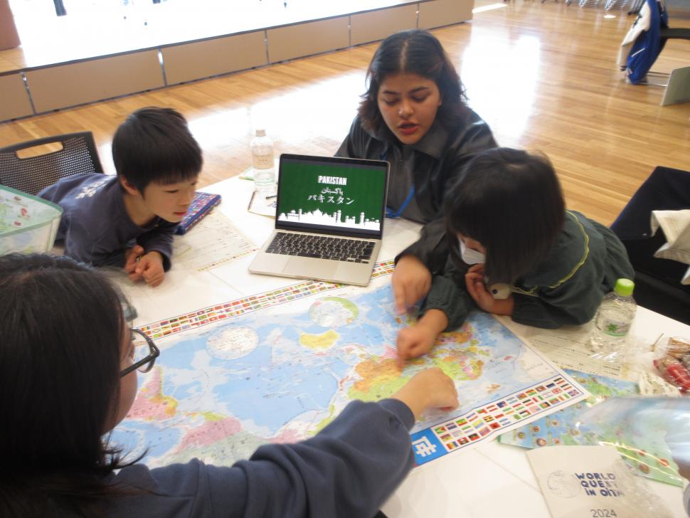 自分の国の場所を指さす留学生