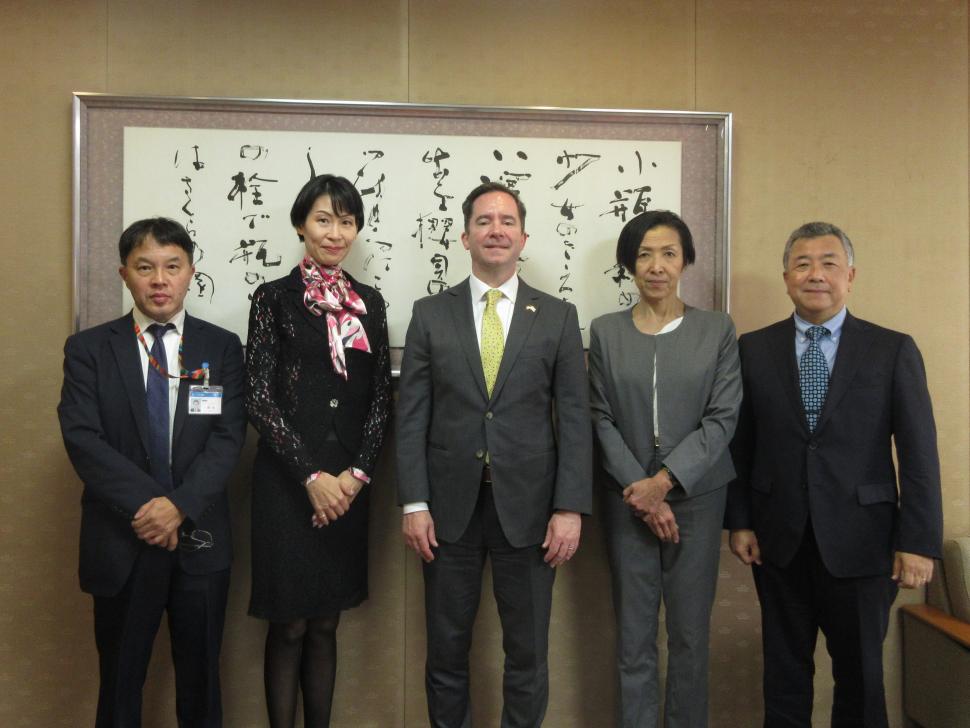 在福岡米国領事館 政治経済担当領事が清水副市長を表敬した際の集合写真