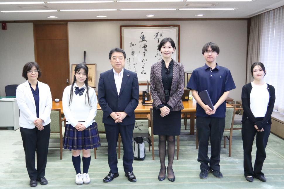 岩田高等学校生徒等との集合写真