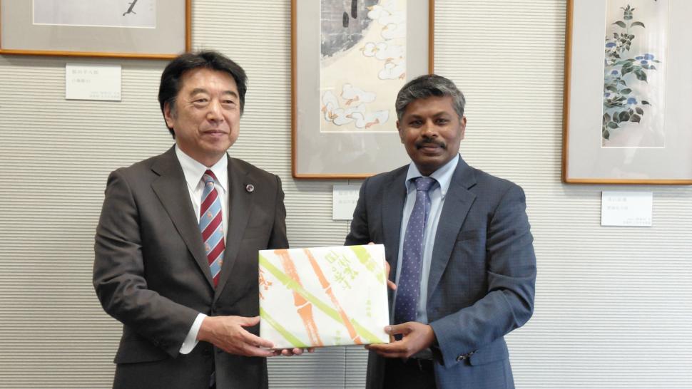 足立大分市長、ラムクマール在福岡インド総領事の集合写真