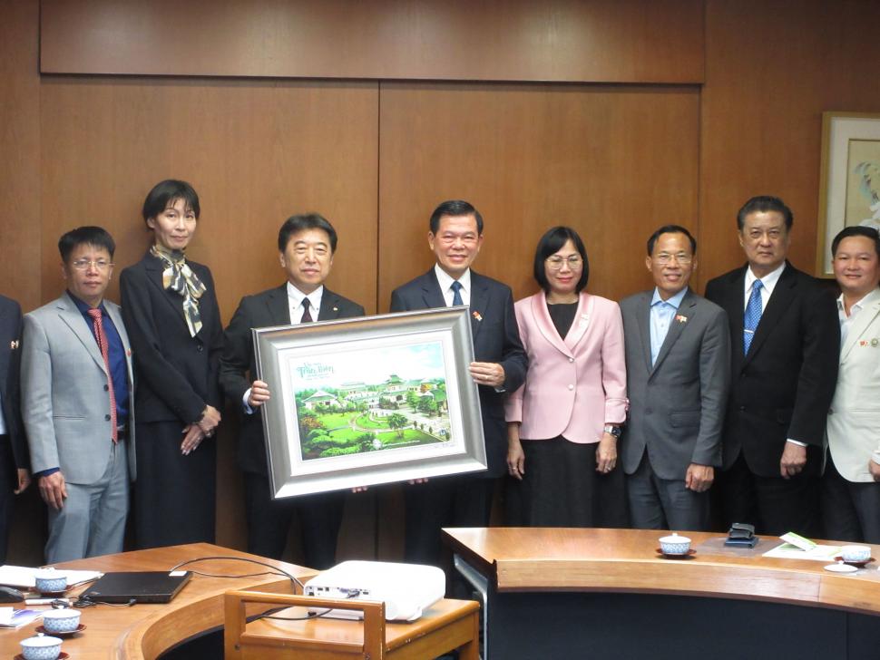 市長と党中央委員・ドンナイ省委員会書記の写真