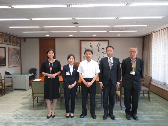 亀石隊員をはじめとする一行と足立市長の写真