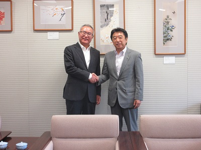 中華人民共和国駐福岡総領事と足立市長の写真