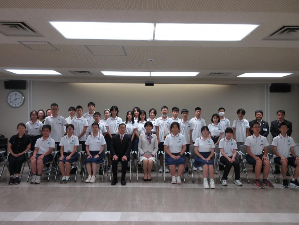 武漢外国語学校修学旅行団 表敬訪問 集合写真