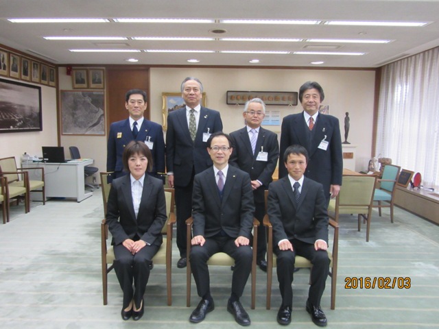 オースチンマラソン派遣選手団と佐藤市長の写真