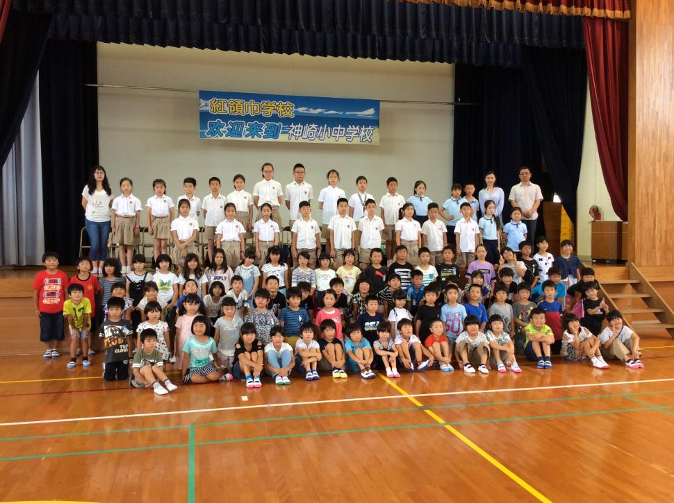 こうざき小学校と紅領巾学校の集合写真