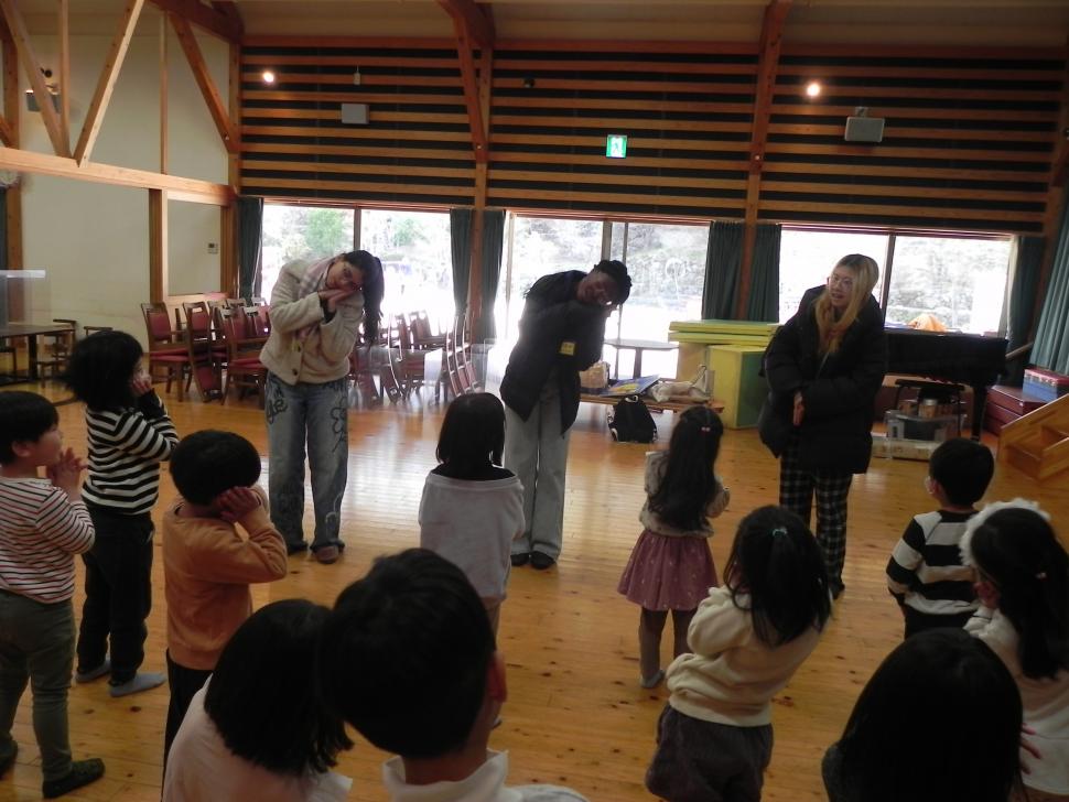 一緒にダンスをする園児たちと留学生